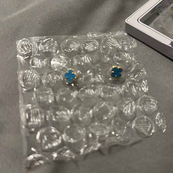 NEW Gold and Blue Clover Bracelet and Earrings set - Picture 4 of 6